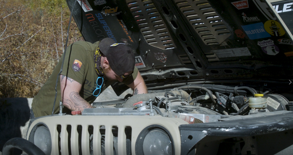 Dirtlifestyle nate fixing broken jeep trail to sema
